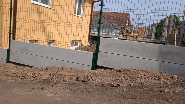 Beton lábazati elem, kerítéspanel, vadháló, drótfonat, drótháló, kapu, oszlop, kerítés